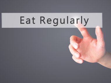 Düzenli olarak - arka plan bulanık con üzerinde bir düğmeye basarak el yemek