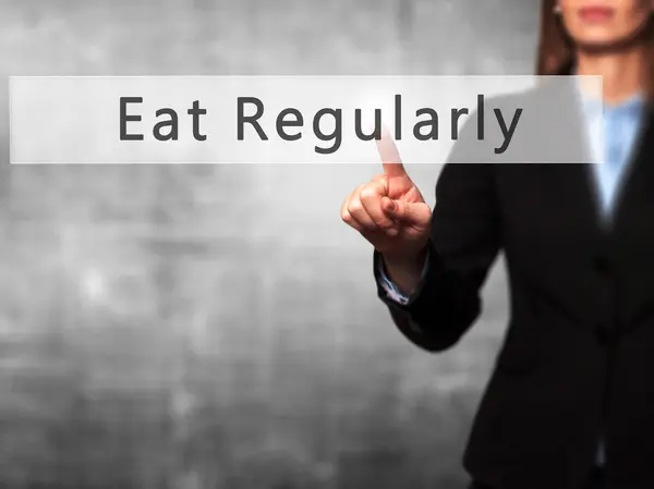 Їжте регулярно - натискання кнопки комерційної жінки на сенсорному гвинті — стокове фото