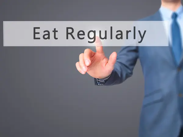 Mangiare regolarmente - Businessman mano premendo il pulsante sul touch screen — Foto Stock