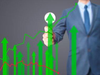 Satış büyüme grafik - sc üzerinde büyüteç tutarak iş adamı