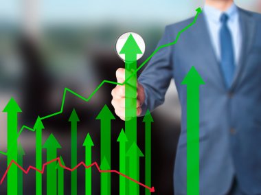 Satış büyüme grafik - sc üzerinde büyüteç tutarak iş adamı