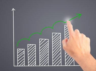 İşadamı el satış büyüme grafik üzerinde sanal ekran tuşuna basarak.