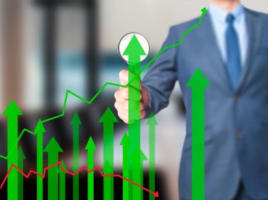 Satış büyüme grafik - sc üzerinde büyüteç tutarak iş adamı