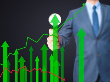 Satış büyüme grafik - sc üzerinde büyüteç tutarak iş adamı