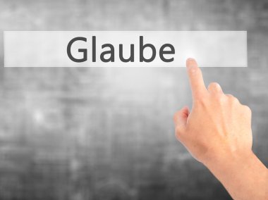 İnanç - arka plan bulanık kavramı üzerinde bir düğmeye basarak el