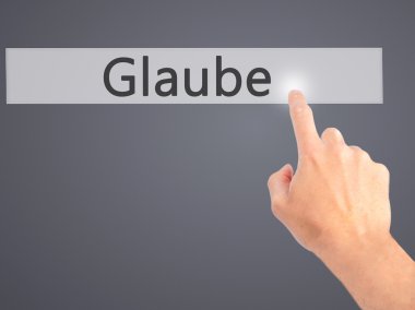 İnanç - arka plan bulanık kavramı üzerinde bir düğmeye basarak el