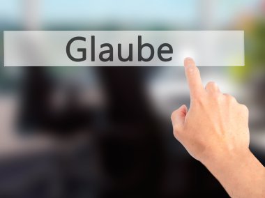 İnanç - arka plan bulanık kavramı üzerinde bir düğmeye basarak el