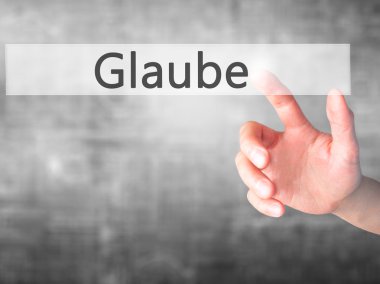 İnanç - arka plan bulanık kavramı üzerinde bir düğmeye basarak el