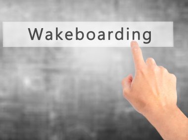 Wakeboarding - arka plan bulanık konsantrasyon üzerinde bir düğmeye basarak el