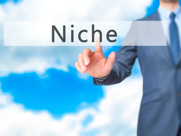 Niche - a érint képernyő interfa nyomja a kezét üzletember gomb — Stock Fotó