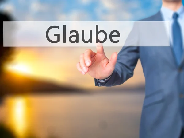 Glaube - Empresário mão pressionando botão no interf tela de toque — Fotografia de Stock