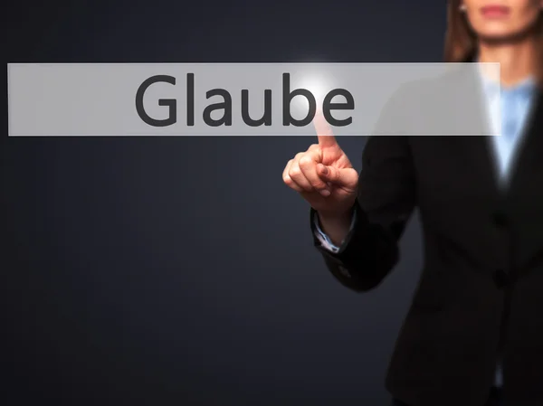 Glaube - Empresária mão pressionando botão na tela de toque inte — Fotografia de Stock