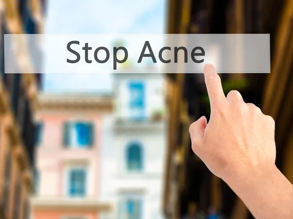 Detener el acné - Mano presionando un botón en el concepto de fondo borroso —  Fotos de Stock
