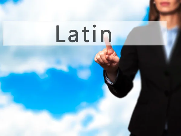 Latín - Empresaria pulsando el botón de mano en la pantalla táctil inter — Foto de Stock