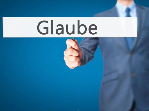 Glaube - Empresário mão segurando sinal — Fotografia de Stock