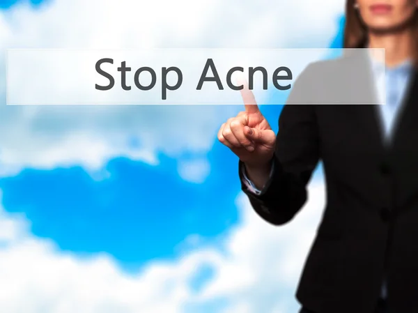Detener el acné - Empresaria botón de pulsación de mano en la pantalla táctil i —  Fotos de Stock