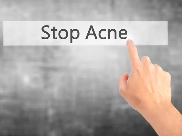 Detener el acné - Mano presionando un botón en el concepto de fondo borroso —  Fotos de Stock