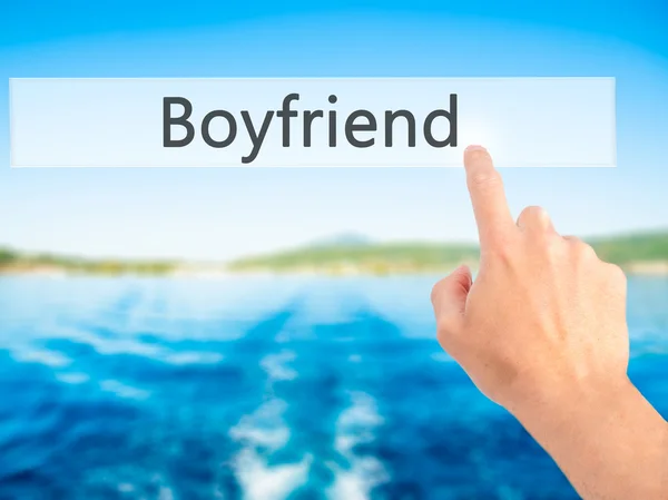 Boyfriend - Ручное нажатие кнопки на размытом фоне концепции — стоковое фото