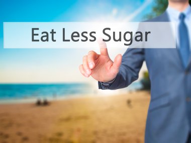 Daha az şeker - iş adamı el basarak düğmesi dokunmatik dağ eteğindeki taş yığını üzerinde yemek