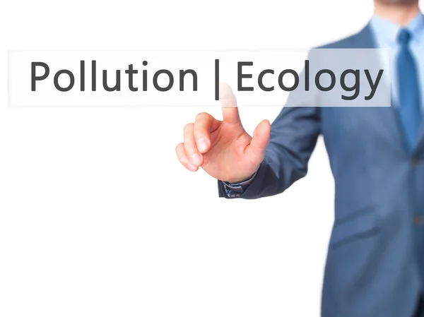 Förorening av ekologi - affärsman handen trycka knappen på touch s — Stockfoto