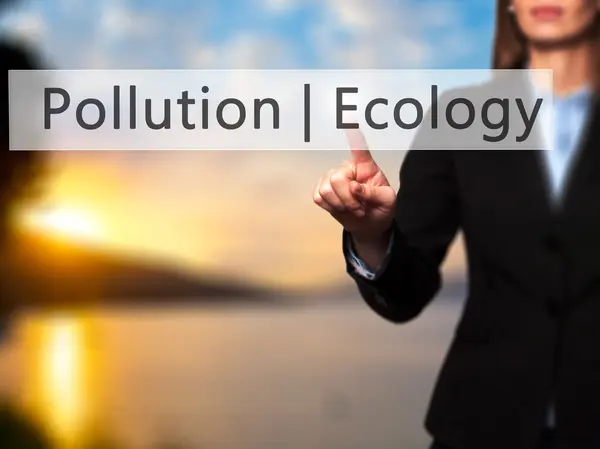 Ecología Contaminación - Empresaria pulsando el botón de mano en el tacto —  Fotos de Stock