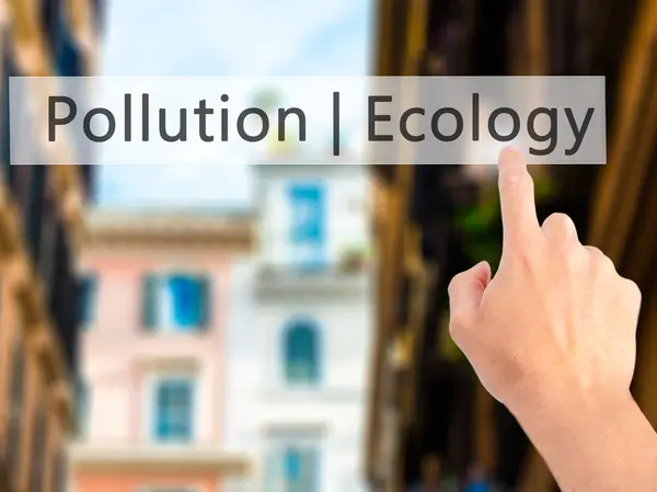 Förorening av ekologi - Hand trycka på en knapp på suddiga bak — Stockfoto