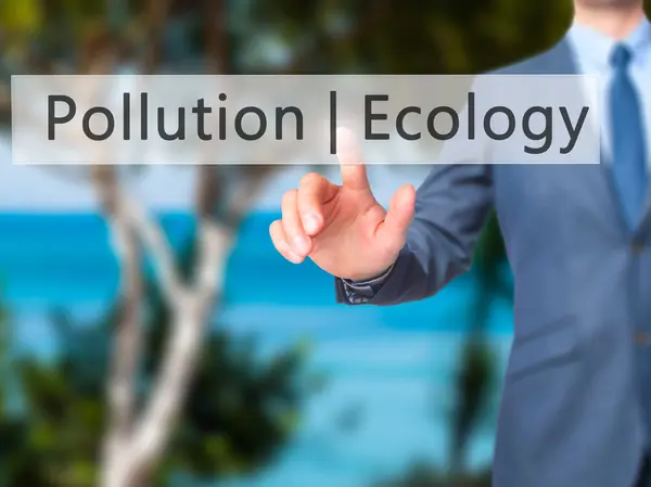 Förorening av ekologi - affärsman handen trycka knappen på touch s — Stockfoto