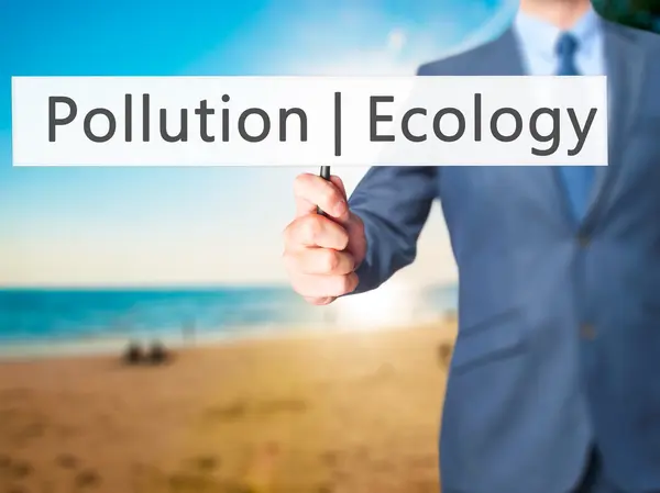 Ekologi förorening-affärsman hand innehav Sign — Stockfoto
