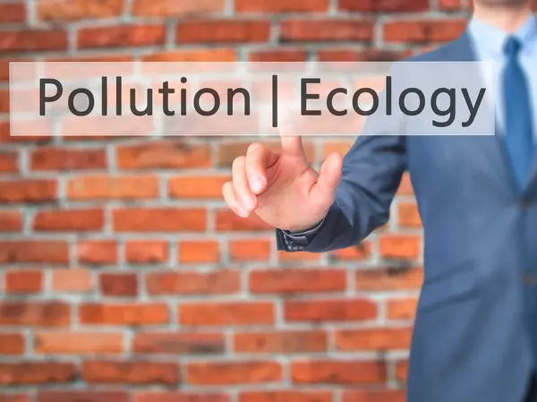 Ecología Contaminación - Empresario pulsando botón a mano en el tacto s —  Fotos de Stock