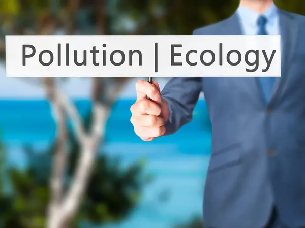 Ecología Contaminación - Empresario mano sosteniendo cartel —  Fotos de Stock