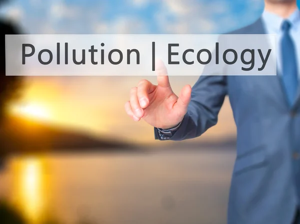 Ecología Contaminación - Empresario pulsando botón a mano en el tacto s —  Fotos de Stock