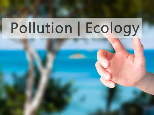 Förorening av ekologi - Hand trycka på en knapp på suddiga bak — Stockfoto