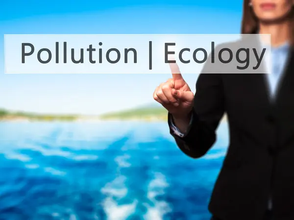 Ekologi förorening-affärskvinna hand trycka på knappen på Touch — Stockfoto