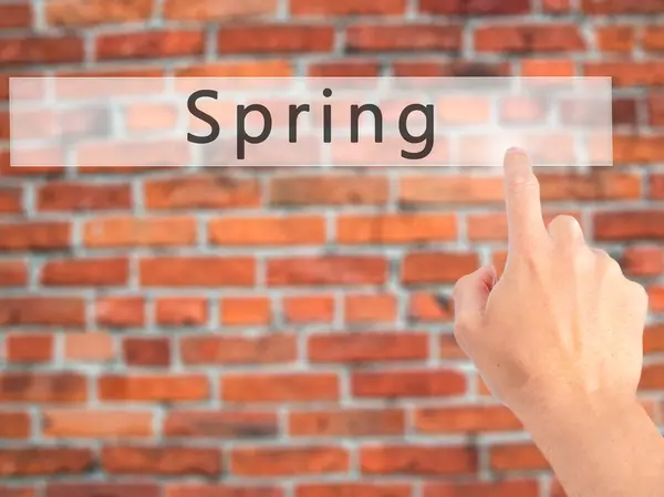 Primavera - Mano presionando un botón sobre el concepto de fondo borroso en — Foto de Stock