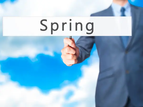 Wiosna - biznesmen ręka trzyma znak — Zdjęcie stockowe