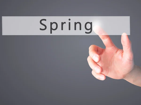 Primavera - Mano presionando un botón sobre el concepto de fondo borroso en —  Fotos de Stock