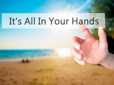 Tüm In Your Hands - bulanık backg üzerinde bir düğmeye basarak el olduğunu