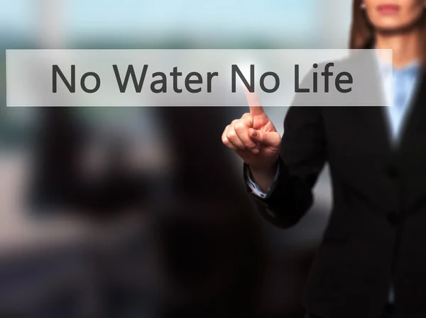 Geen Water geen leven - zakenvrouw hand dringende knop op touch s — Stockfoto