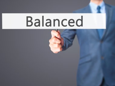 Dengeli - işadamı el işareti tutarak