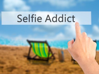 Selfie bağımlısı - arka plan bulanık con üzerinde bir düğmeye basarak el