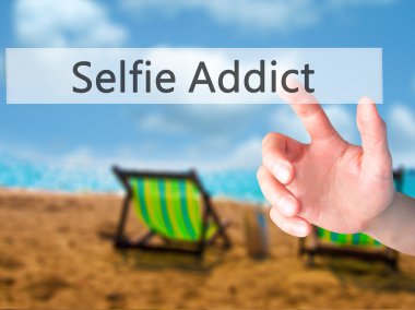 Selfie bağımlısı - arka plan bulanık con üzerinde bir düğmeye basarak el