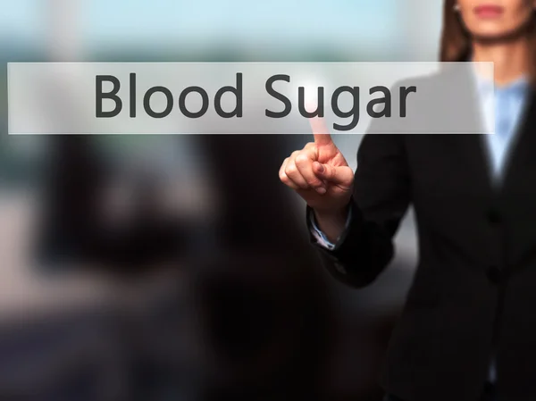 血糖-触摸屏上的女商人的手按下按钮 — 图库照片