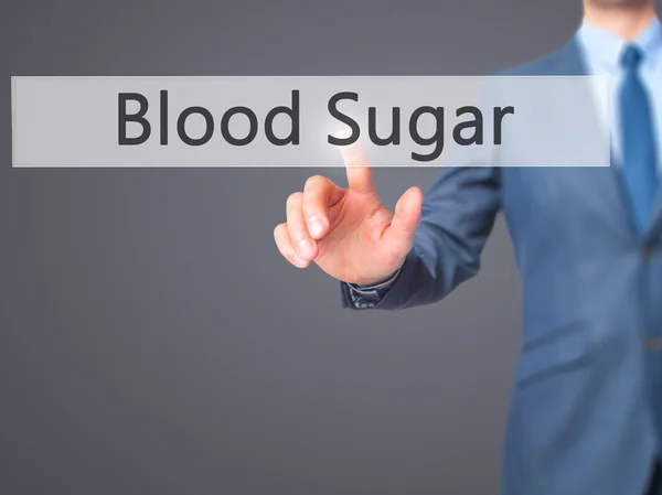 血糖-触摸屏上的商人的手按下按钮 — 图库照片