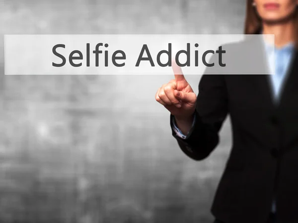 Adicto a la selfie - Empresaria pulsando el botón de la mano en touch scre — Foto de Stock