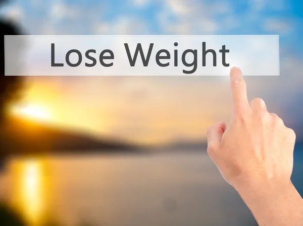 Perder peso - Mano presionando un botón sobre el cono de fondo borroso — Foto de Stock