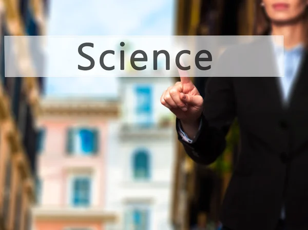 Επιστήμη - επιχειρηματίας χέρι πιέζοντας κουμπί σε int οθόνη αφής — Φωτογραφία Αρχείου