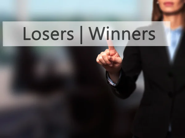 Κερδισμένοι-Χαμένοι - επιχειρηματίας χέρι πιέζοντας το κουμπί στο αγγίξτε sc — Φωτογραφία Αρχείου
