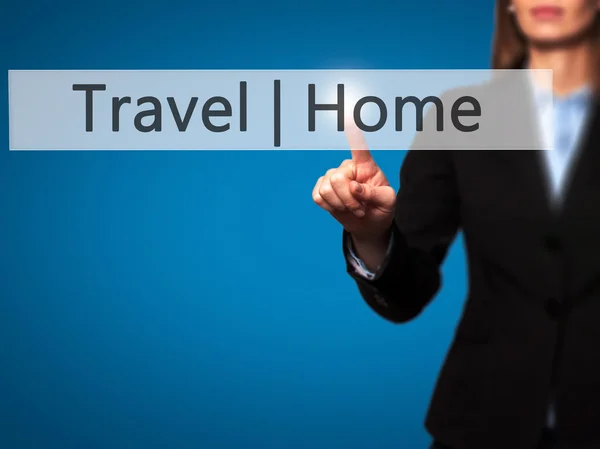 Travel Home - Imprenditore mano premendo il pulsante sul tocco ghiaione — Foto Stock