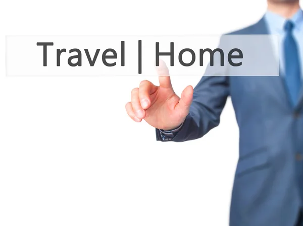 Travel Home - Imprenditore mano premendo il pulsante sul touch screen — Foto Stock