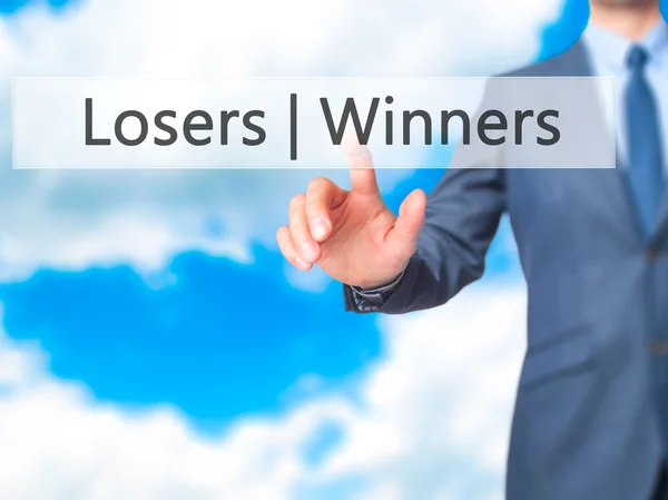 Zwycięzcy przegrani - biznesmen ręcznie, naciskając przycisk dotyk scre — Zdjęcie stockowe